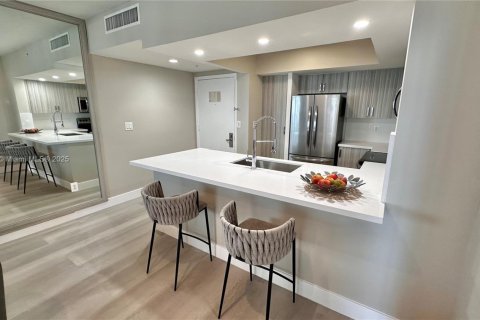 Condo in Sunny Isles Beach, Florida, 2 bedrooms  № 2022797 - photo 7