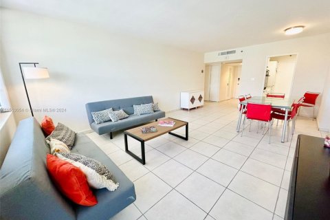 Снять в аренду кондоминиум в Майами-Бич, Флорида 1 спальня, 81.75м2, № 1977031 - фото 1