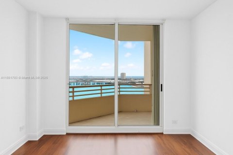 Снять в аренду кондоминиум в Майами, Флорида 2 спальни, 121.7м2, № 1924731 - фото 17