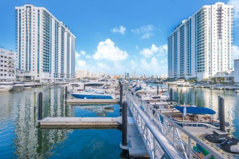 Condo in North Miami Beach, Florida, 2 bedrooms  № 1743880 - photo 9