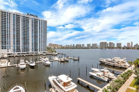 Condo in North Miami Beach, Florida, 2 bedrooms  № 1743880 - photo 18