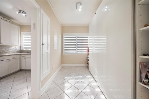 Condo in Miami Beach, Florida, 3 bedrooms  № 2075254 - photo 9