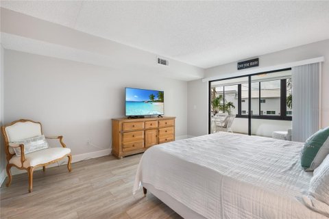 Condo in Bradenton Beach, Florida, 2 bedrooms  № 2097673 - photo 23