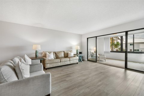 Condo in Bradenton Beach, Florida, 2 bedrooms  № 2097673 - photo 16