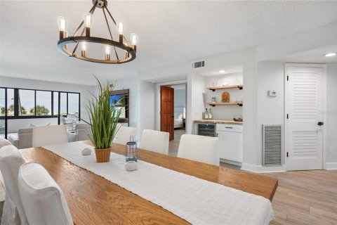 Condo in Bradenton Beach, Florida, 2 bedrooms  № 2097673 - photo 10