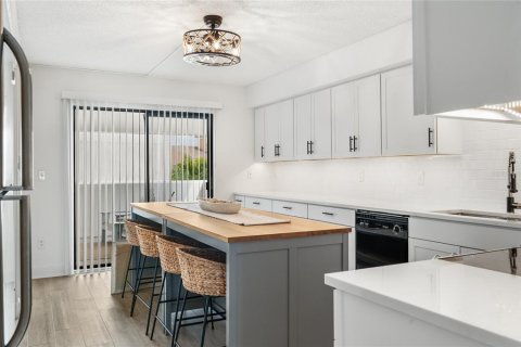 Condo in Bradenton Beach, Florida, 2 bedrooms  № 2097673 - photo 8