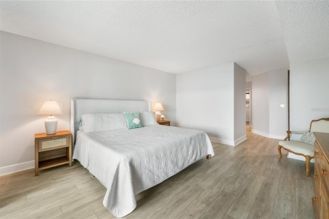 Condo in Bradenton Beach, Florida, 2 bedrooms  № 2097673 - photo 24