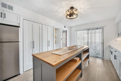 Condo in Bradenton Beach, Florida, 2 bedrooms  № 2097673 - photo 7