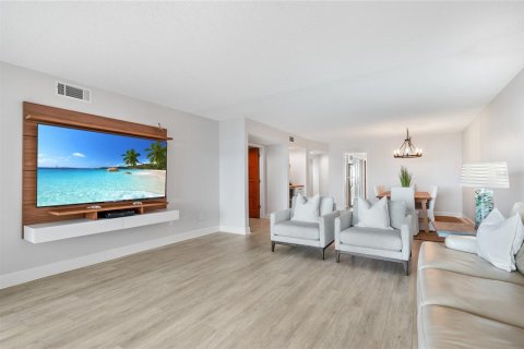 Condo in Bradenton Beach, Florida, 2 bedrooms  № 2097673 - photo 17