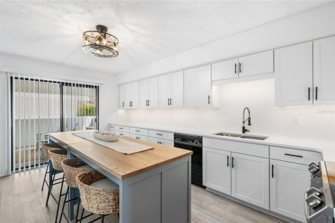 Condo in Bradenton Beach, Florida, 2 bedrooms  № 2097673 - photo 6