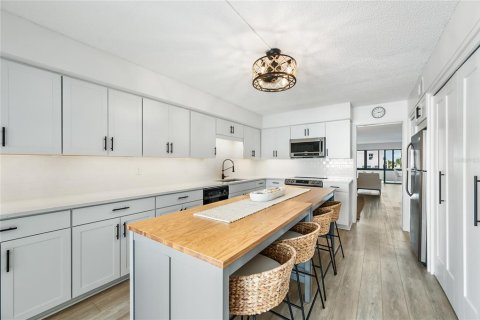 Condo in Bradenton Beach, Florida, 2 bedrooms  № 2097673 - photo 4