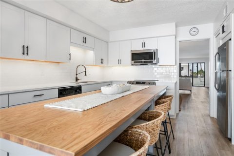Condo in Bradenton Beach, Florida, 2 bedrooms  № 2097673 - photo 5
