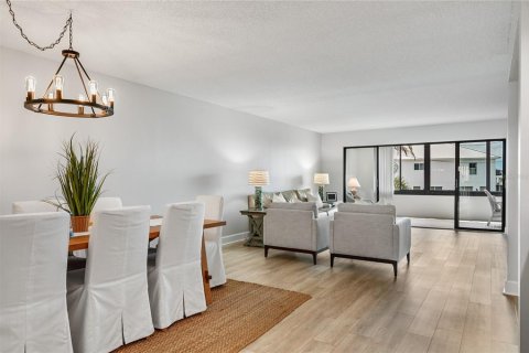Condo in Bradenton Beach, Florida, 2 bedrooms  № 2097673 - photo 9
