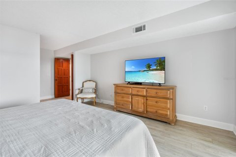 Condo in Bradenton Beach, Florida, 2 bedrooms  № 2097673 - photo 25