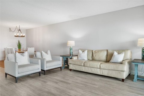 Condo in Bradenton Beach, Florida, 2 bedrooms  № 2097673 - photo 15