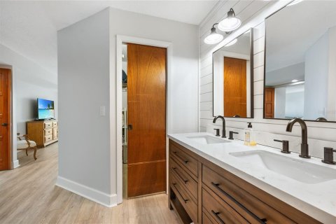 Condo in Bradenton Beach, Florida, 2 bedrooms  № 2097673 - photo 28