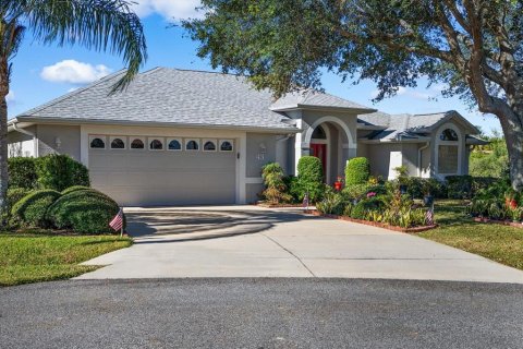 House in Palm Coast, Florida 4 bedrooms, 204.38 sq.m. № 1900011 - photo 1