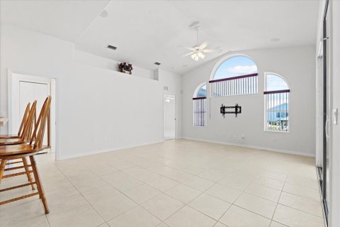House in Palm Coast, Florida 4 bedrooms, 204.38 sq.m. № 1900011 - photo 15