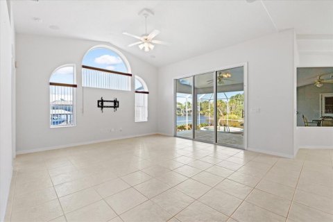 House in Palm Coast, Florida 4 bedrooms, 204.38 sq.m. № 1900011 - photo 16