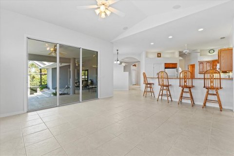 House in Palm Coast, Florida 4 bedrooms, 204.38 sq.m. № 1900011 - photo 17