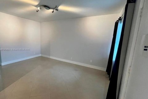 Condo in Hollywood, Florida, 1 bedroom № 1954922 - photo 3