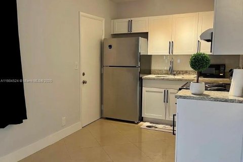 Condo in Hollywood, Florida, 1 bedroom № 1954922 - photo 1