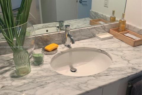 Condominio en alquiler en Miami, Florida, 2 dormitorios, 111.2 m2 № 1992166 - foto 18