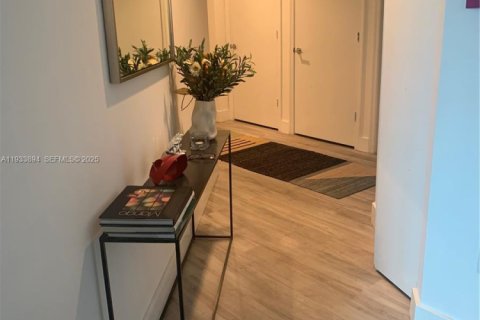 Condominio en alquiler en Miami, Florida, 2 dormitorios, 111.2 m2 № 1992166 - foto 3