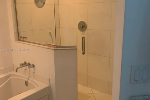 Condominio en alquiler en Miami, Florida, 2 dormitorios, 111.2 m2 № 1992166 - foto 15