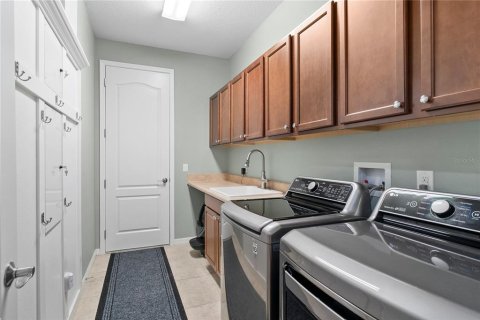 House in Winter Garden, Florida 4 bedrooms, 383.31 sq.m. № 1914850 - photo 18