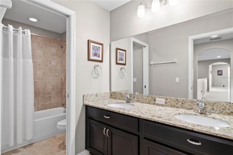 House in Winter Garden, Florida 4 bedrooms, 383.31 sq.m. № 1914850 - photo 27