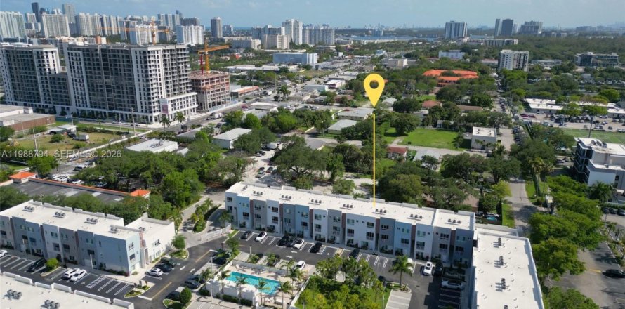 Townhouse in Miami, Florida 2 bedrooms, 129.32 sq.m. № 2066241