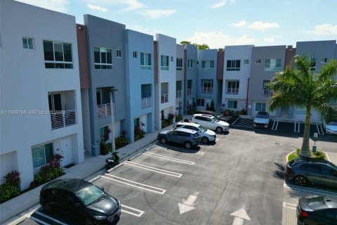 Townhouse in Miami, Florida 2 bedrooms, 129.32 sq.m. № 2066241 - photo 16
