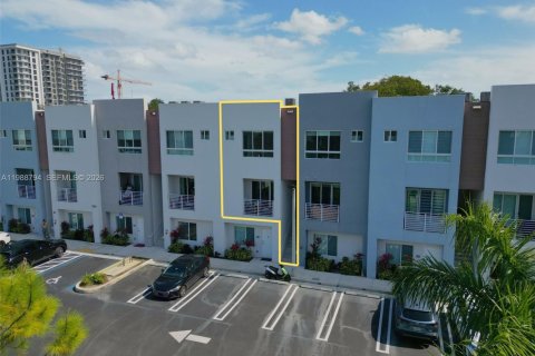 Townhouse in Miami, Florida 2 bedrooms, 129.32 sq.m. № 2066241 - photo 2