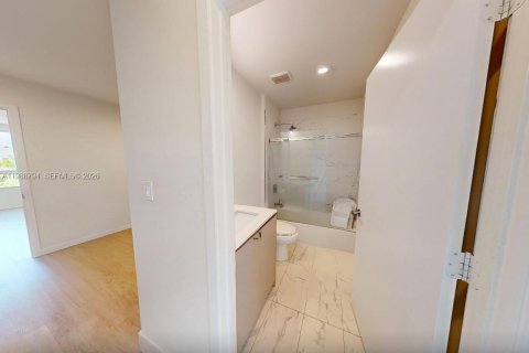 Townhouse in Miami, Florida 2 bedrooms, 129.32 sq.m. № 2066241 - photo 14