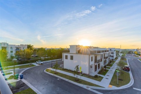 Townhouse in Homestead, Florida 4 bedrooms, 200.02 sq.m. № 2043125 - photo 19