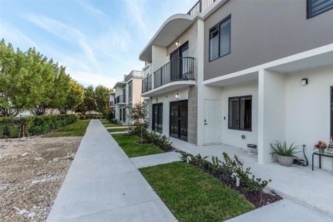 Townhouse in Homestead, Florida 4 bedrooms, 200.02 sq.m. № 2043125