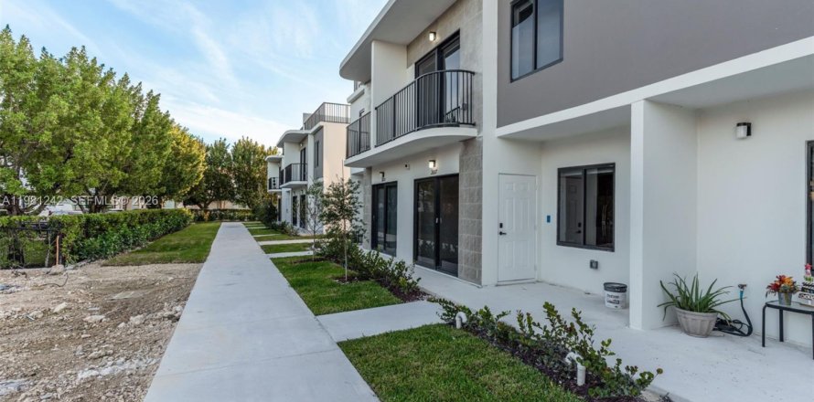 Townhouse in Homestead, Florida 4 bedrooms, 200.02 sq.m. № 2043125