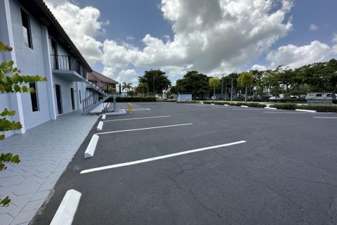 Propiedad comercial en alquiler en Lake Worth, Florida № 890344 - foto 1