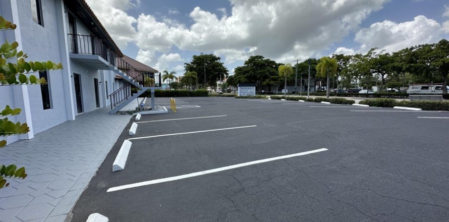Propiedad comercial en Lake Worth, Florida № 890344