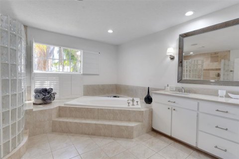 House in Saint Petersburg, Florida 4 bedrooms, 278.52 sq.m. № 1556595 - photo 25