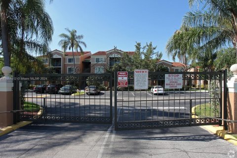 Condo in Coconut Creek, Florida, 2 bedrooms № 2060127 - photo 16