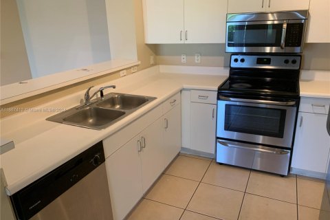 Condo in Coconut Creek, Florida, 2 bedrooms № 2060127 - photo 2