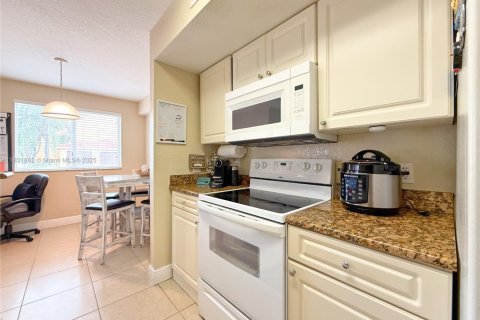 Condo in Cutler Bay, Florida, 2 bedrooms  № 1809501 - photo 9
