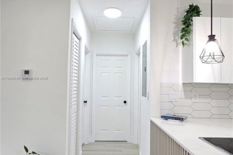 Casa en venta en North Miami Beach, Florida, 3 dormitorios, 101.73 m2 № 2002642 - foto 2