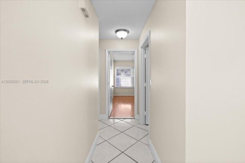 Casa en venta en Pembroke Pines, Florida, 3 dormitorios, 160.81 m2 № 2269176 - foto 29