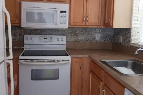 Condo in Tamarac, Florida, 2 bedrooms № 2056935 - photo 2