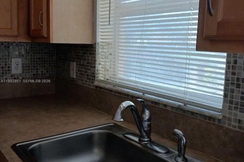 Condo in Tamarac, Florida, 2 bedrooms № 2056935 - photo 3