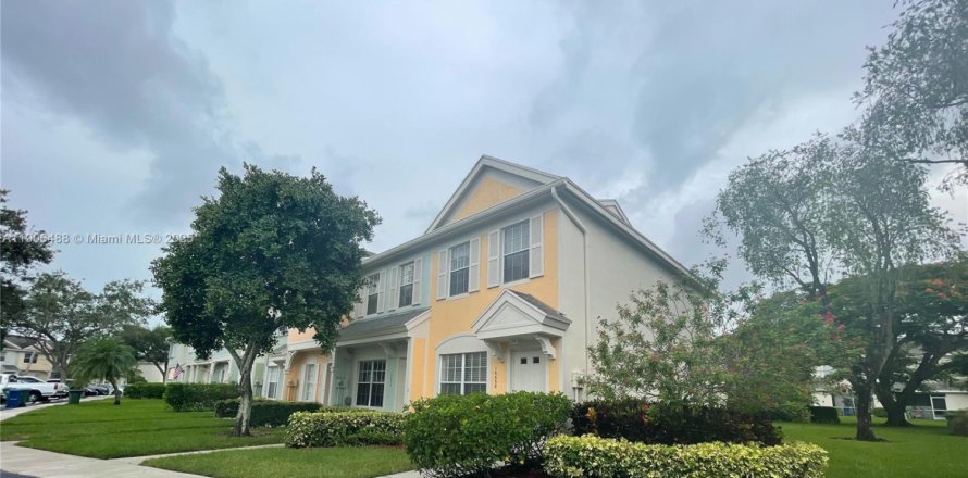 Townhouse in Weston, Florida 2 bedrooms, 103.12 sq.m. № 1963186