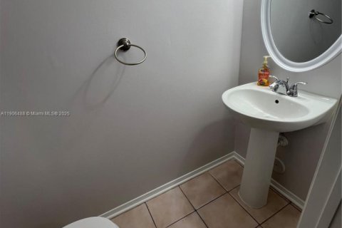 Townhouse in Weston, Florida 2 bedrooms, 103.12 sq.m. № 1963186 - photo 10